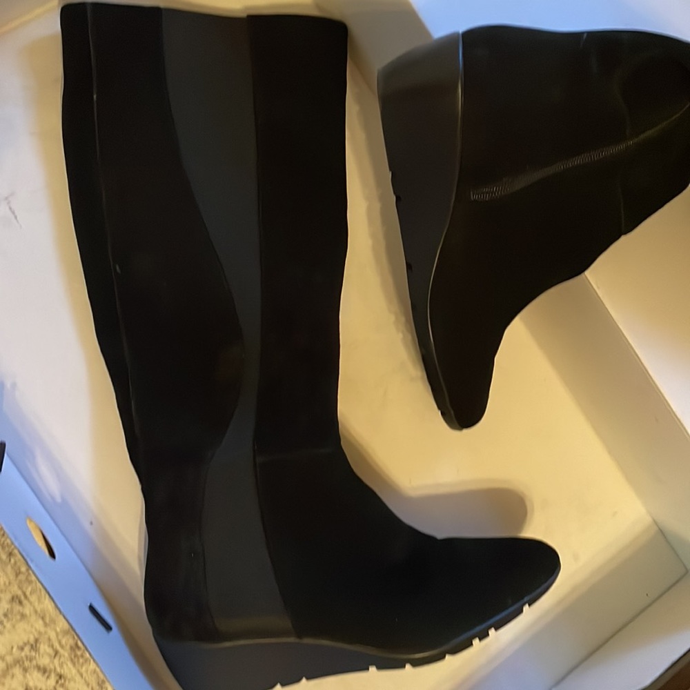 Suede Bandolino knee boot wedge, NWOT, zipper closure.